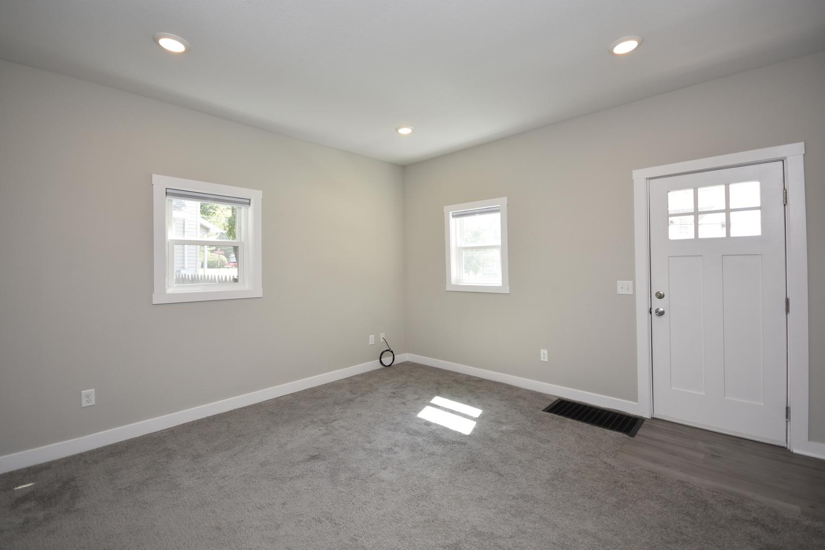 406 E Willow Street Property Photo 4