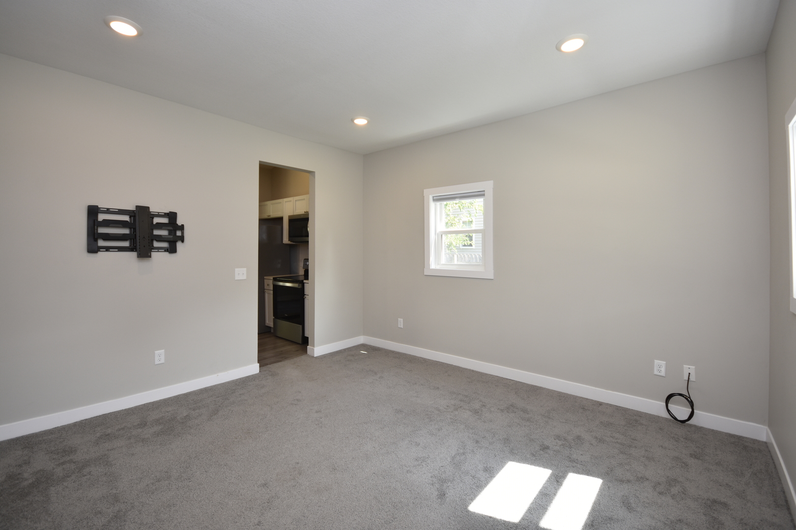 406 E Willow Street Property Photo 6