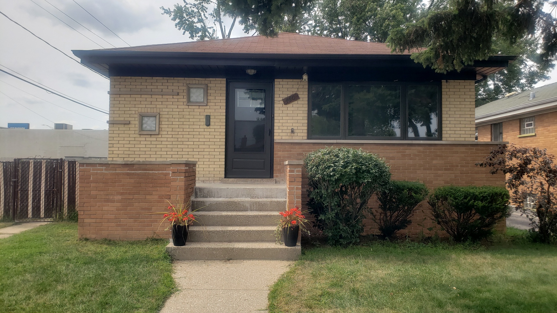 460 Crandon Avenue Property Photo 2