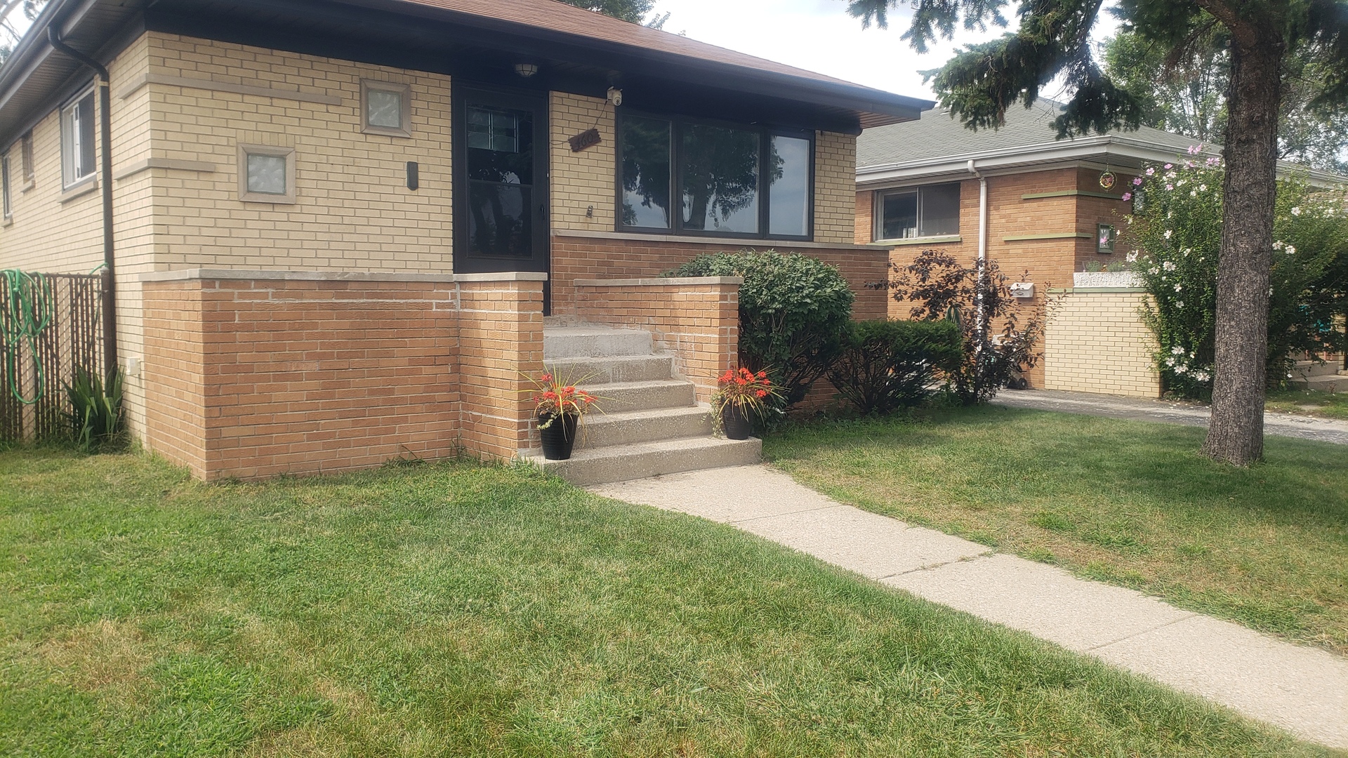 460 Crandon Avenue Property Photo 3