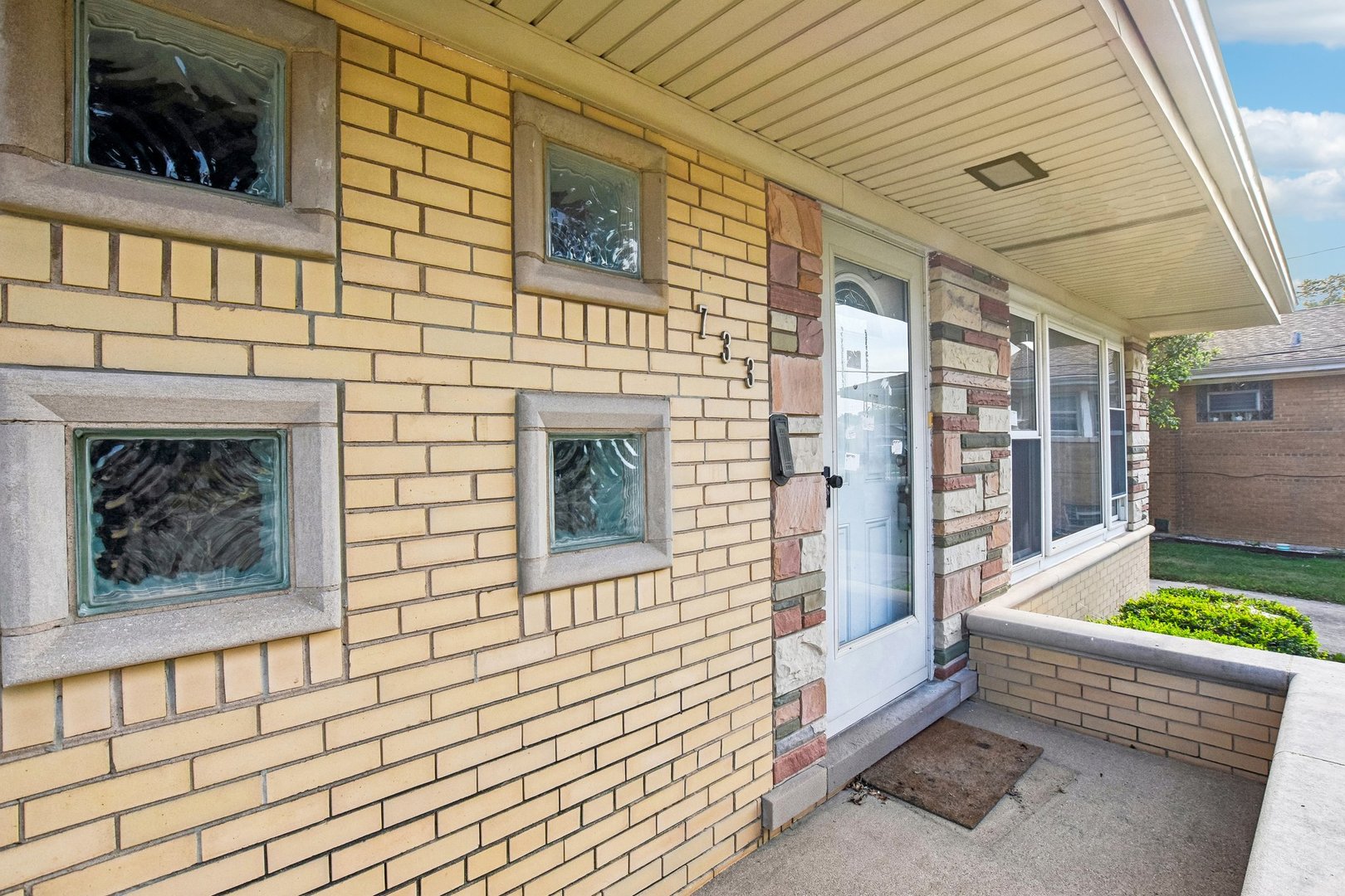 733 Caryn Circle Property Photo 4