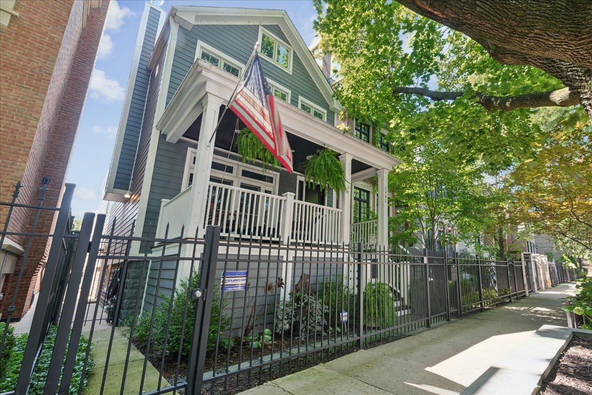 1441 W Wolfram Garden Property Photo 1
