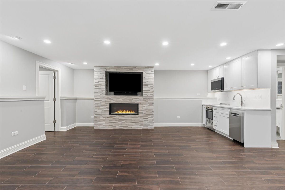 1441 W Wolfram Garden Property Photo 4