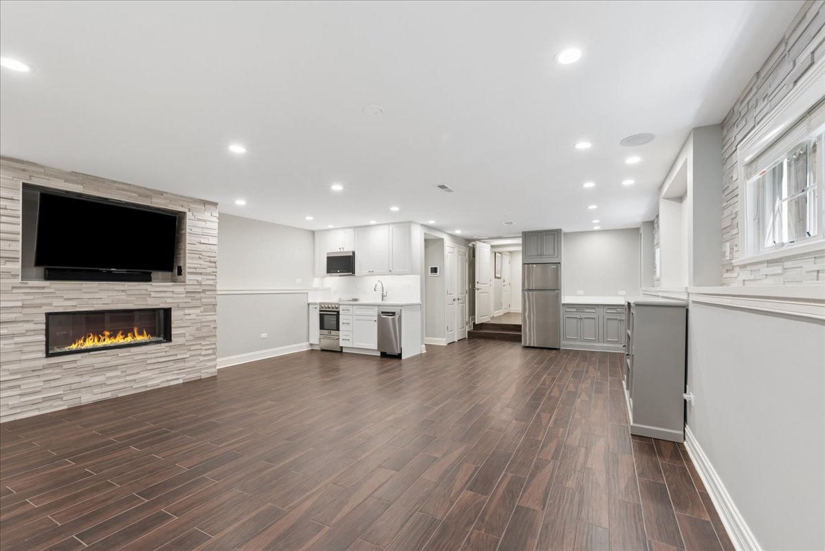 1441 W Wolfram Garden Property Photo 6