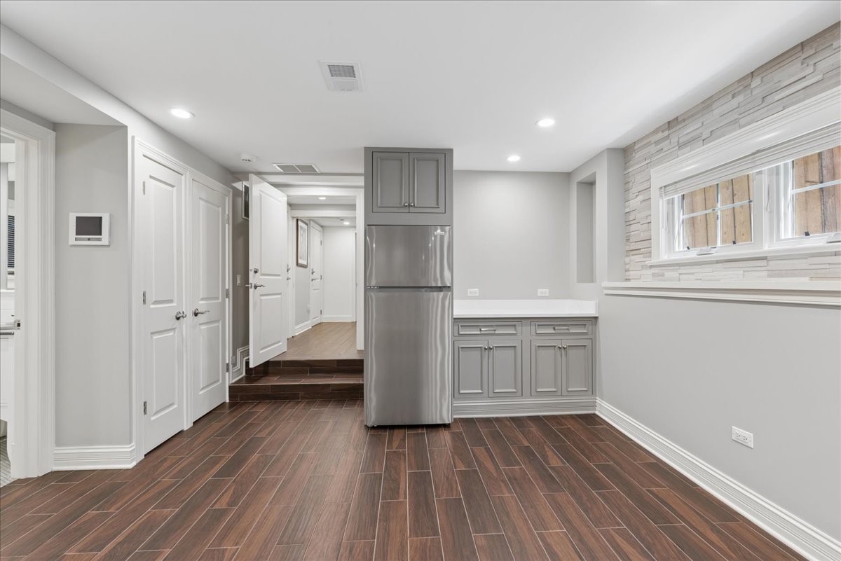 1441 W Wolfram Garden Property Photo 8