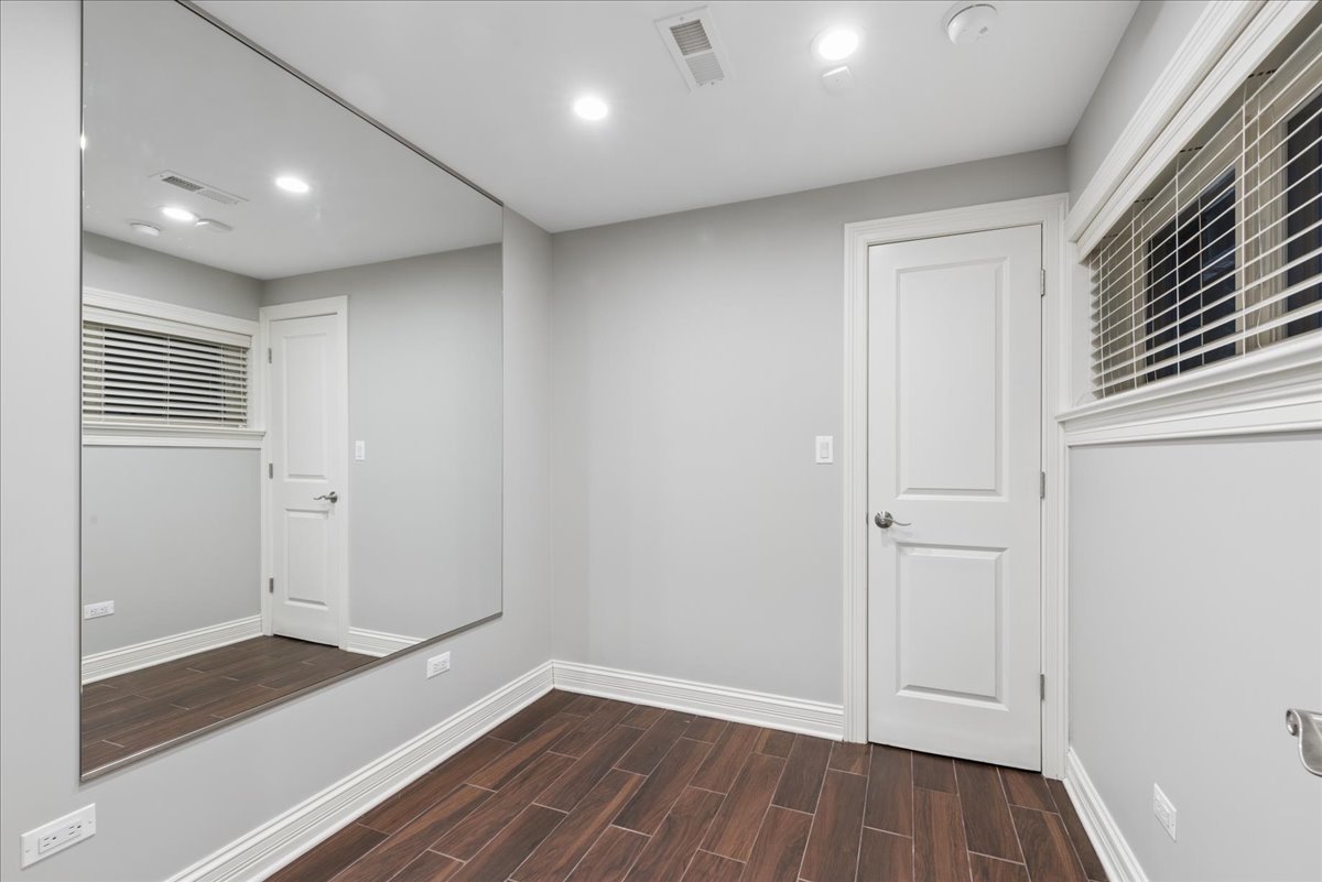 1441 W Wolfram Garden Property Photo 17