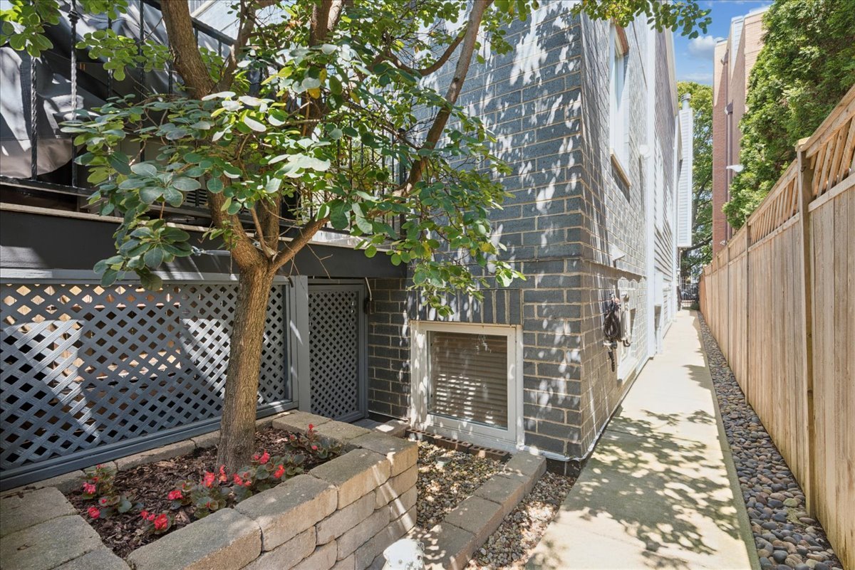 1441 W Wolfram Garden Property Photo 19