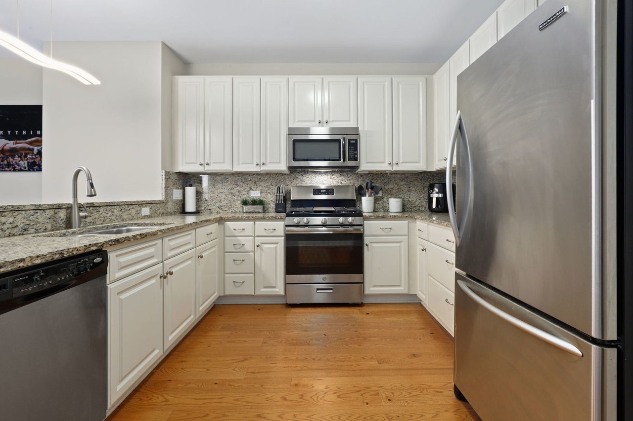 1600 S Prairie Avenue 1204 Property Photo 5
