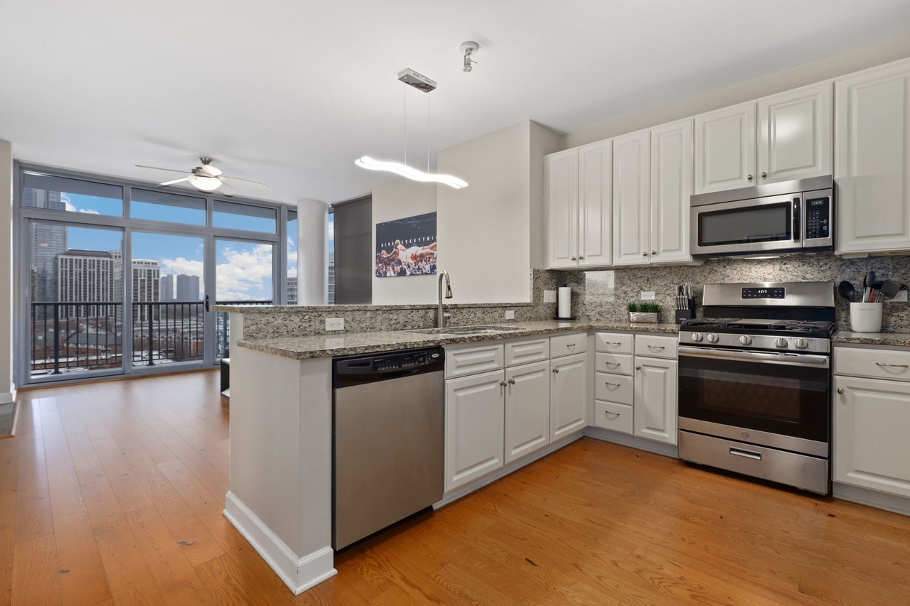 1600 S Prairie Avenue 1204 Property Photo 6