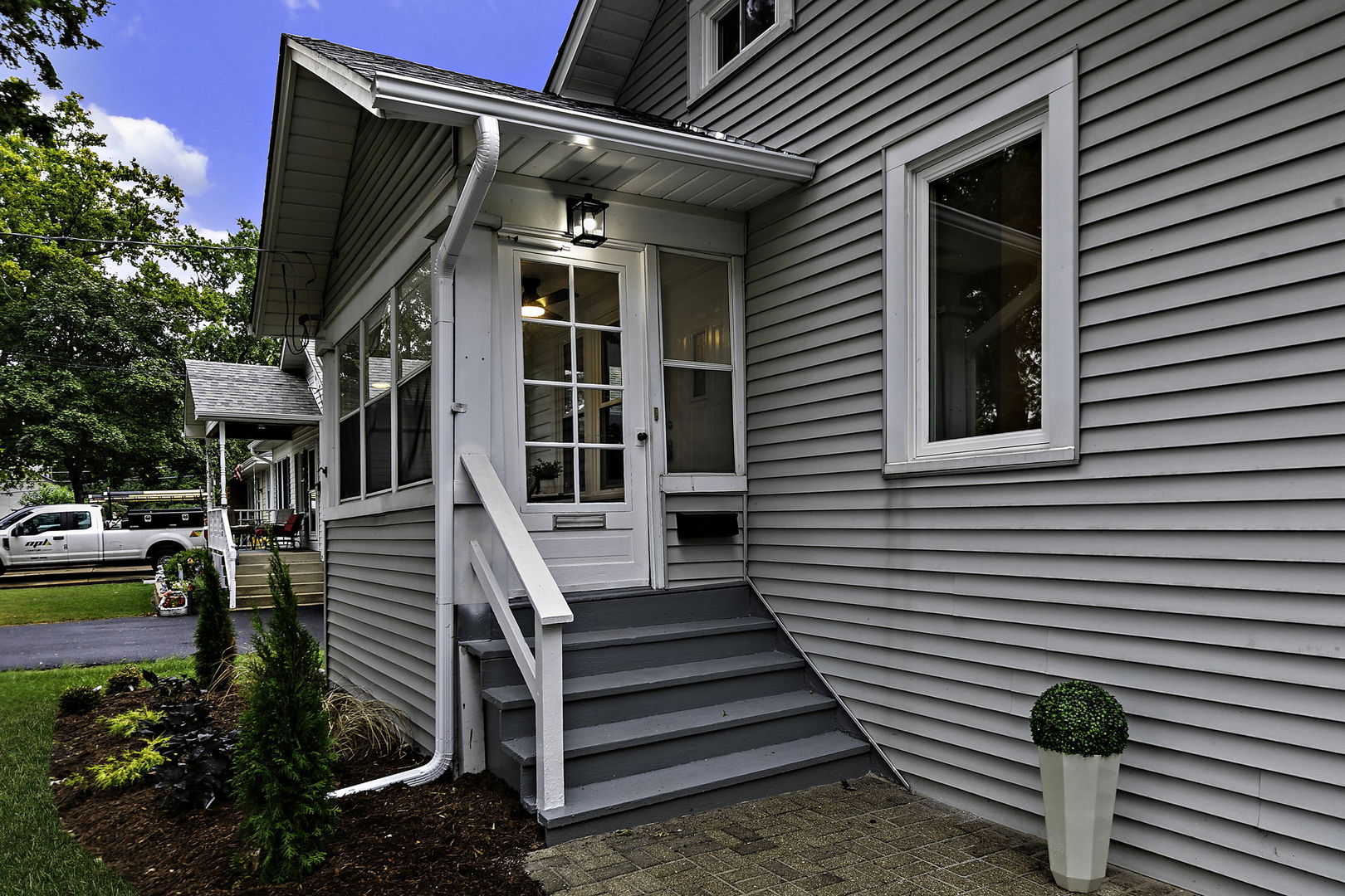 143 E Division Street Property Photo 3
