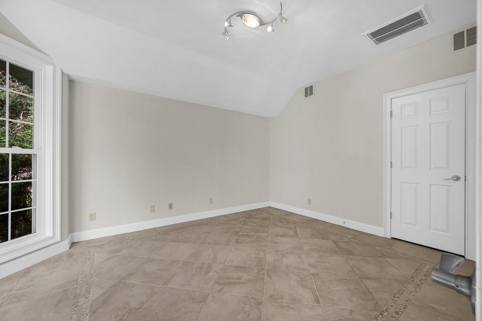 7 Smokey Court Property Photo 27