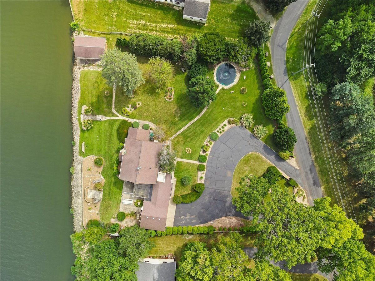 2105 Riverview Road Property Photo 6