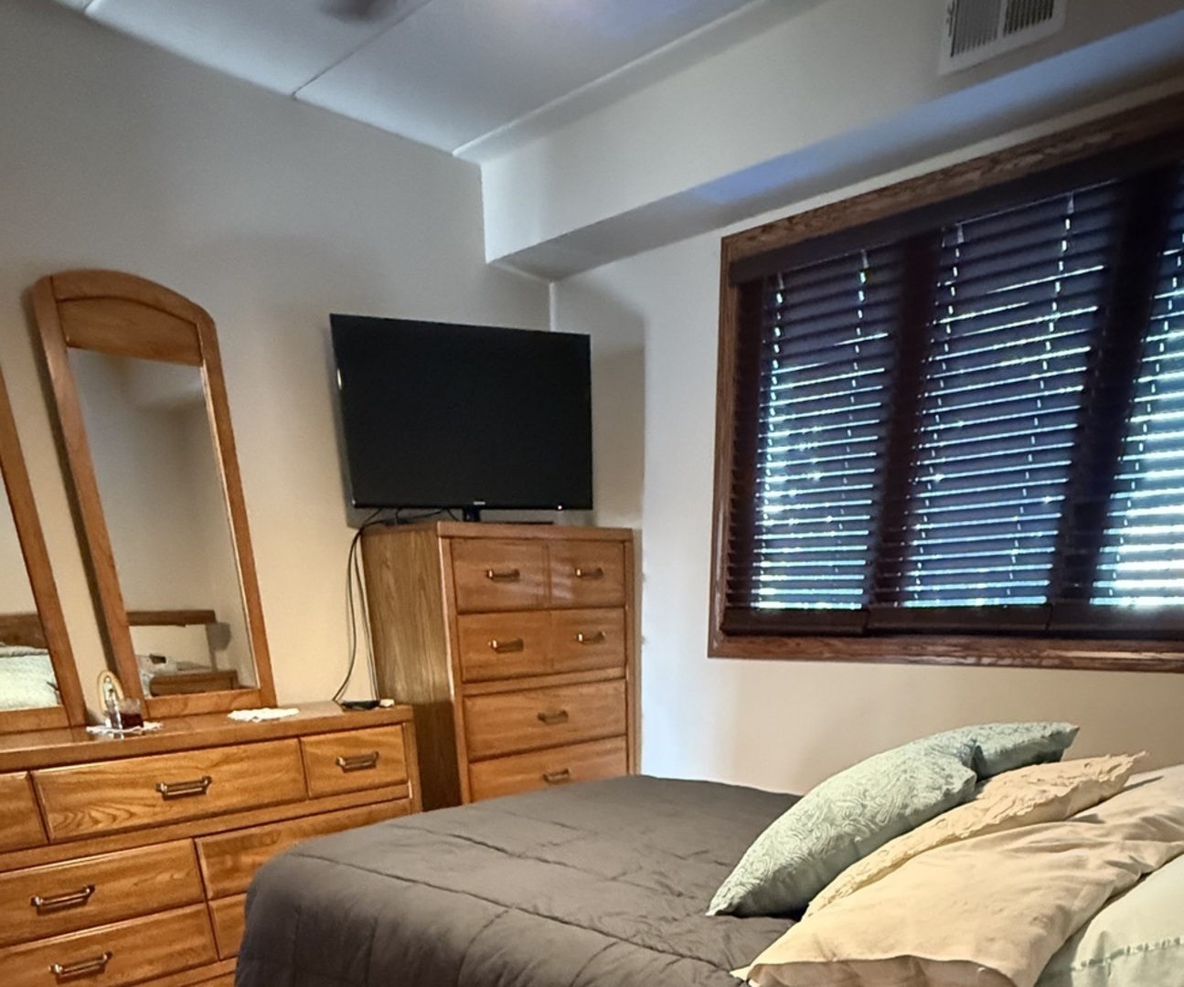 5620 S Narragansett Avenue 2b Property Photo 6