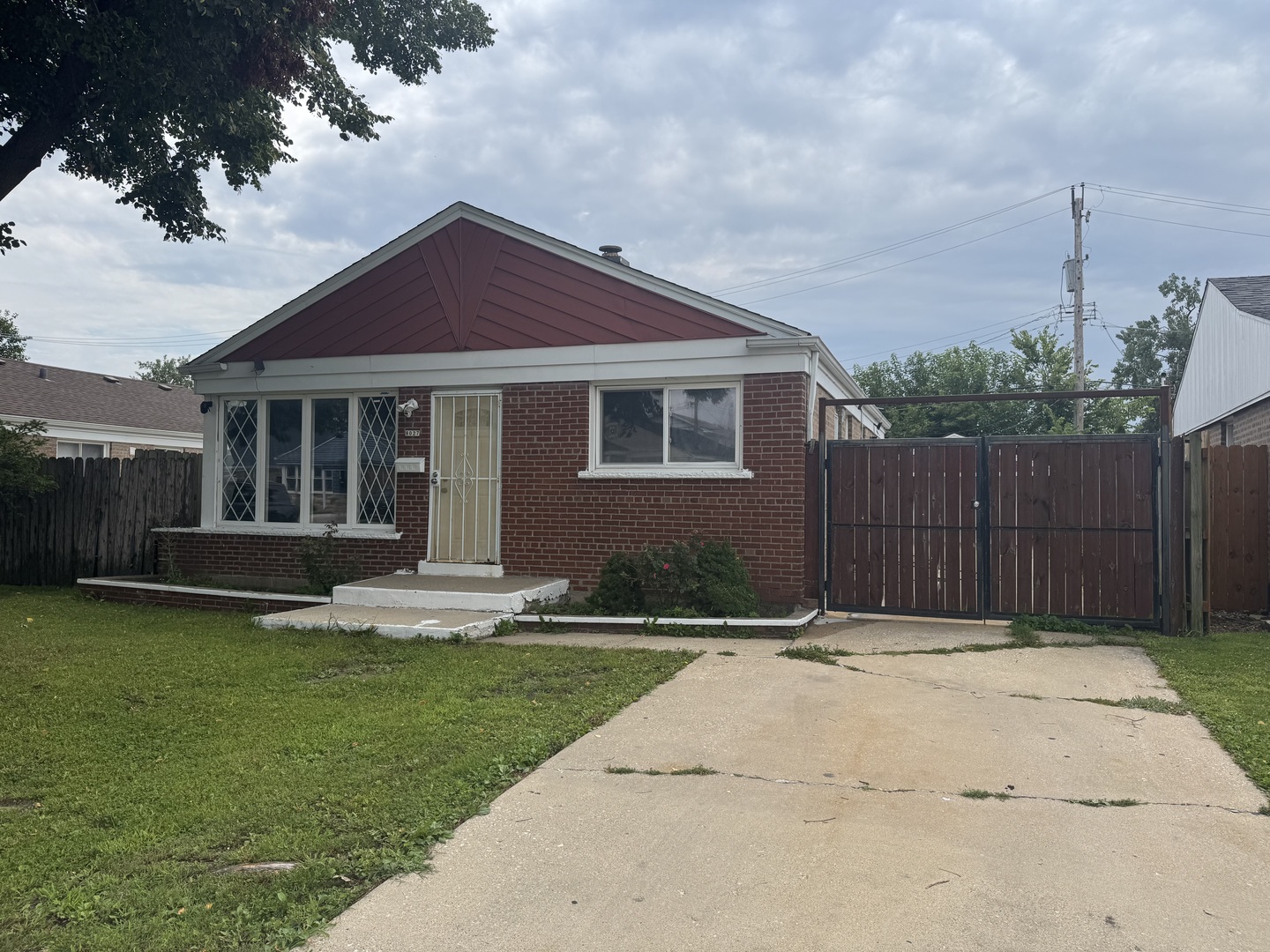 8027 S Knox Avenue Property Photo 6