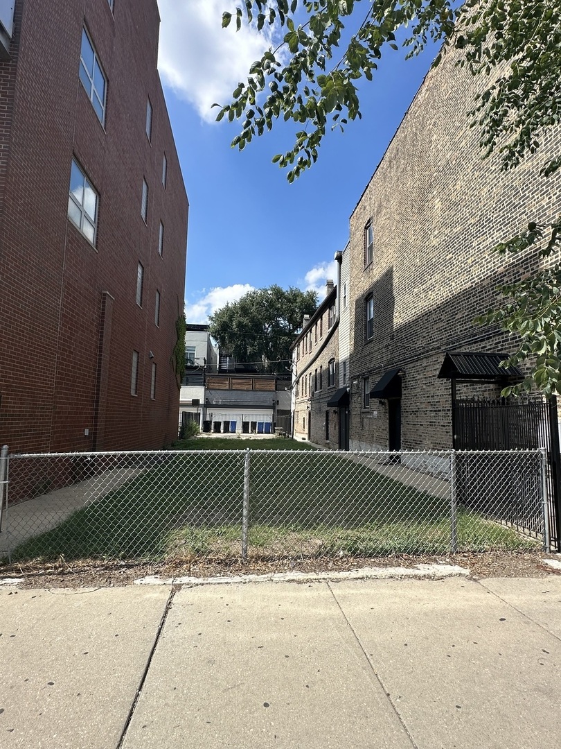 910 N ASHLAND Avenue Property Photo 1