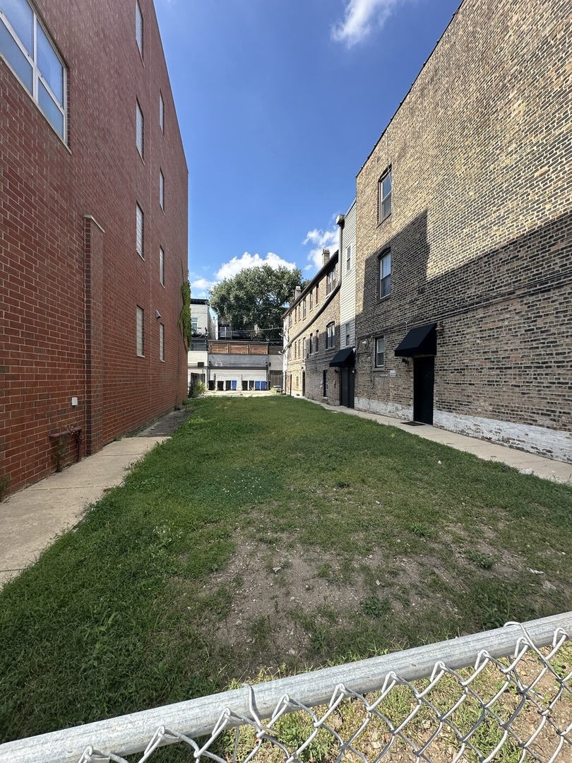 910 N Ashland Avenue Property Photo 2