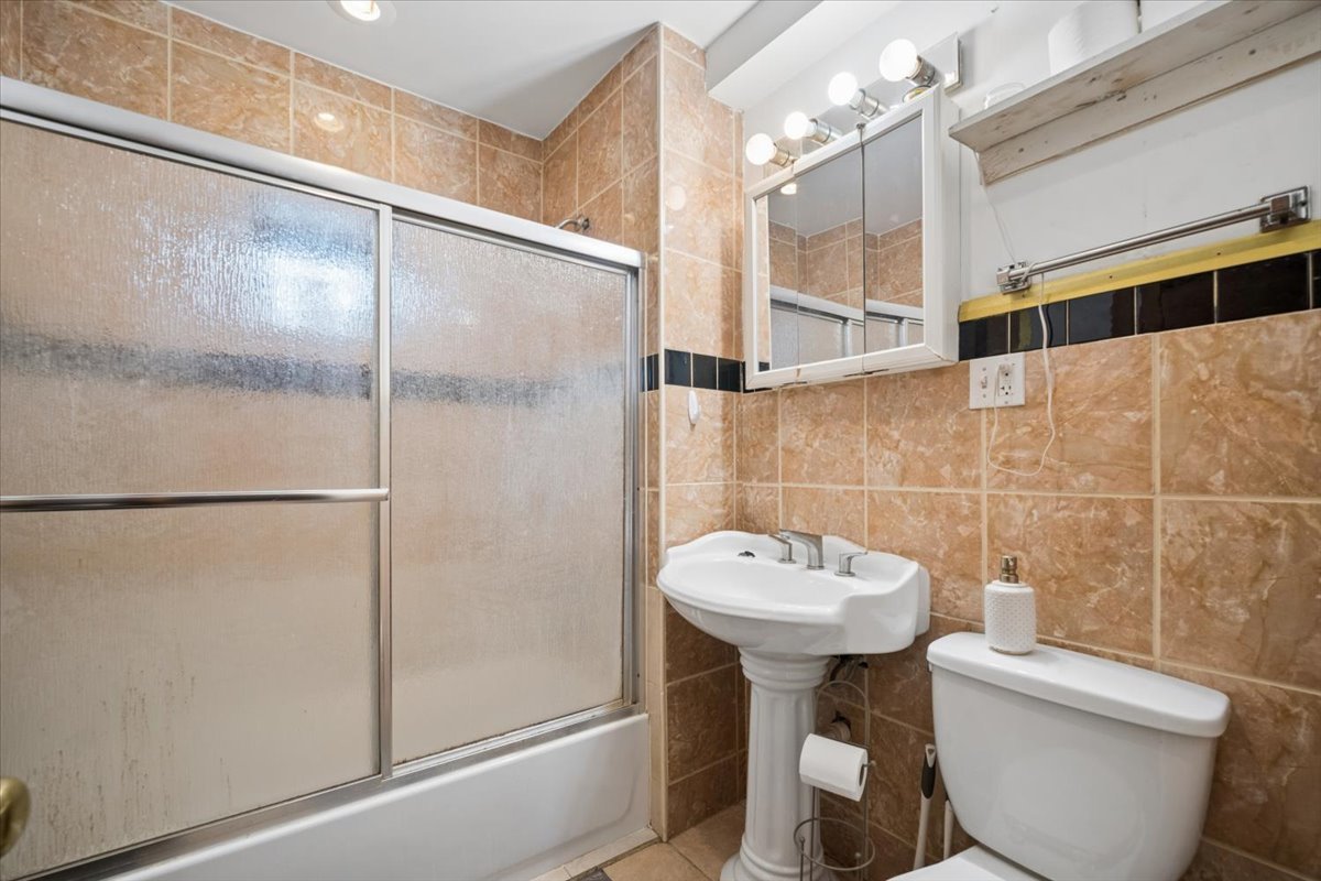 1047 N Western Avenue Property Photo 6