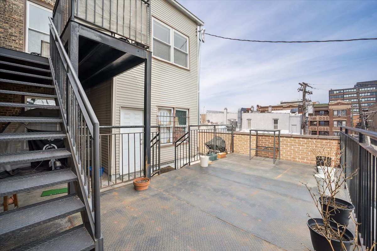 1047 N Western Avenue Property Photo 9