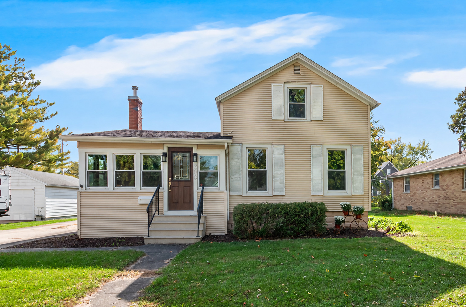 209 W Waupansie Street Property Photo 1