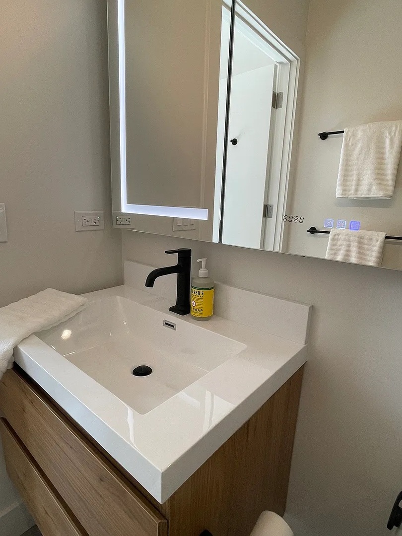 1057 N Wolcott Avenue 2w Property Photo 13