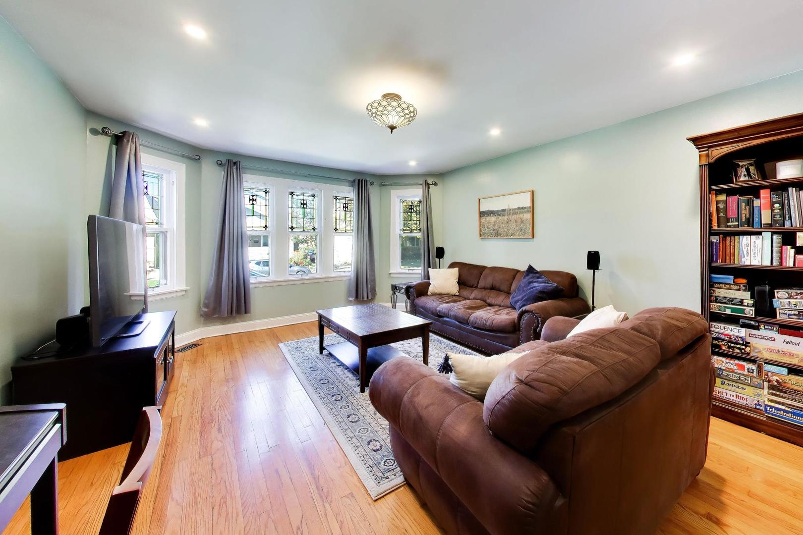 6309 W Waveland Avenue Property Photo 3