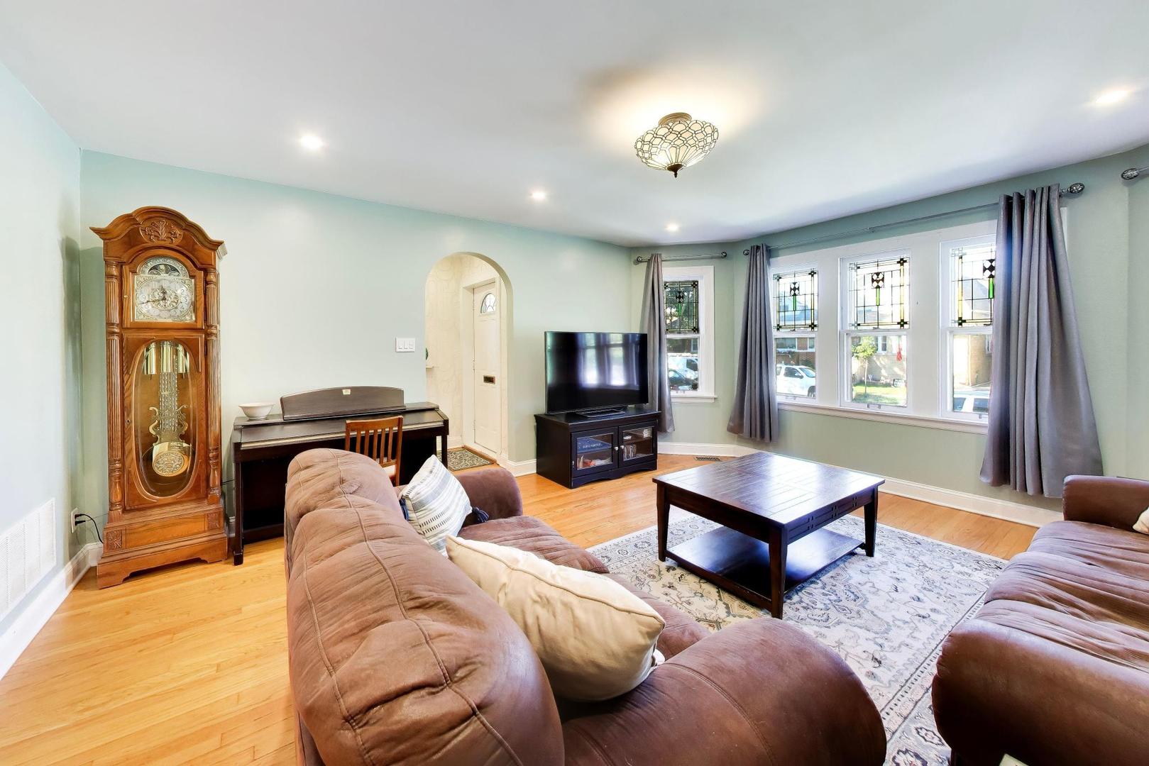 6309 W Waveland Avenue Property Photo 4