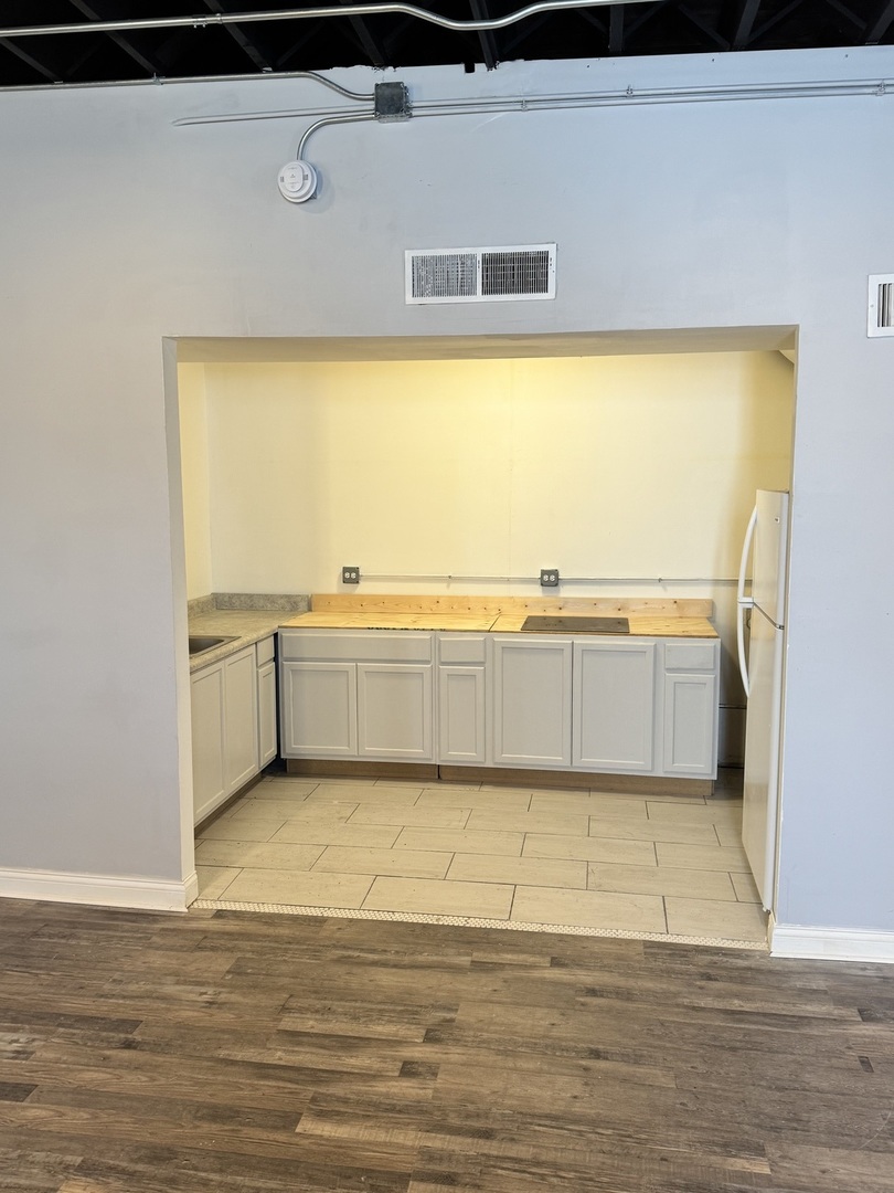 850 W 51st Street Property Photo 9