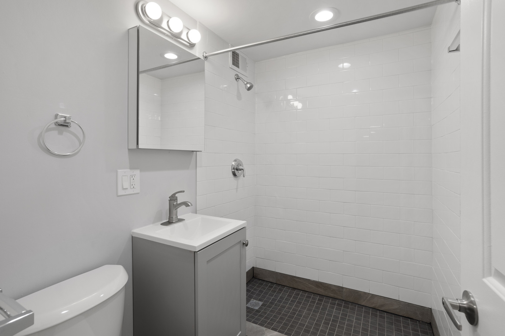7710 N Sheridan Road 506 Property Photo 14