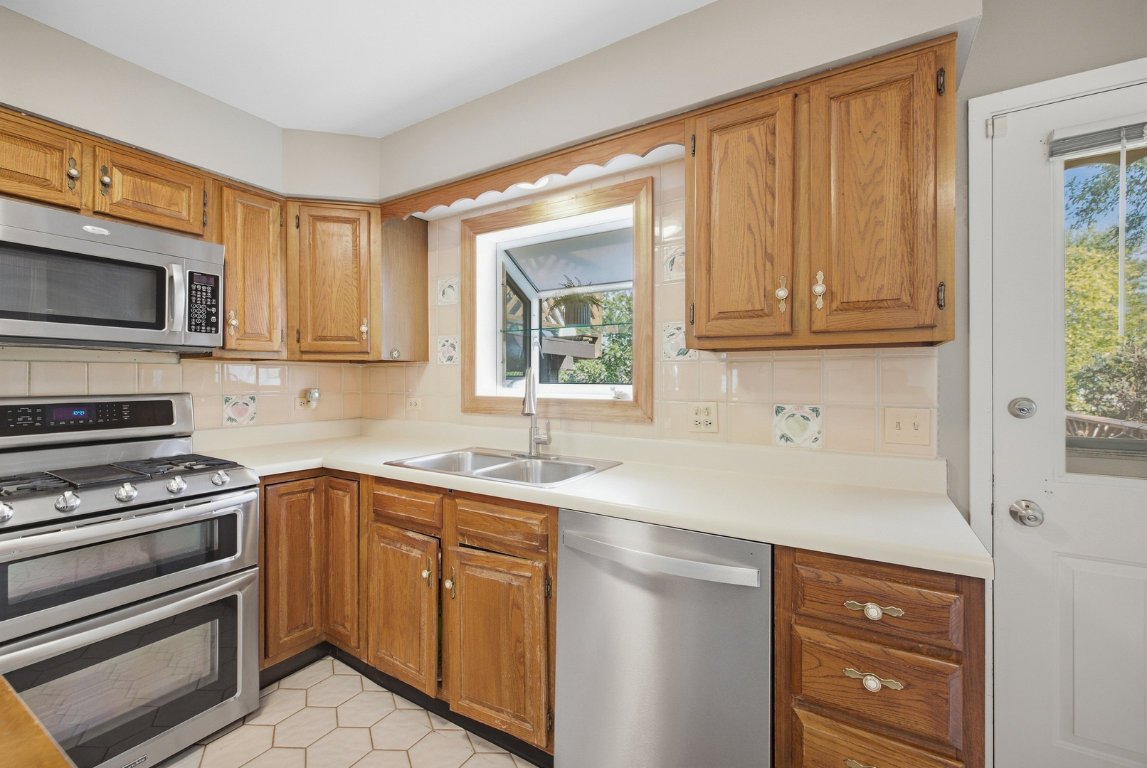 10 Canterbury Court Property Photo 7