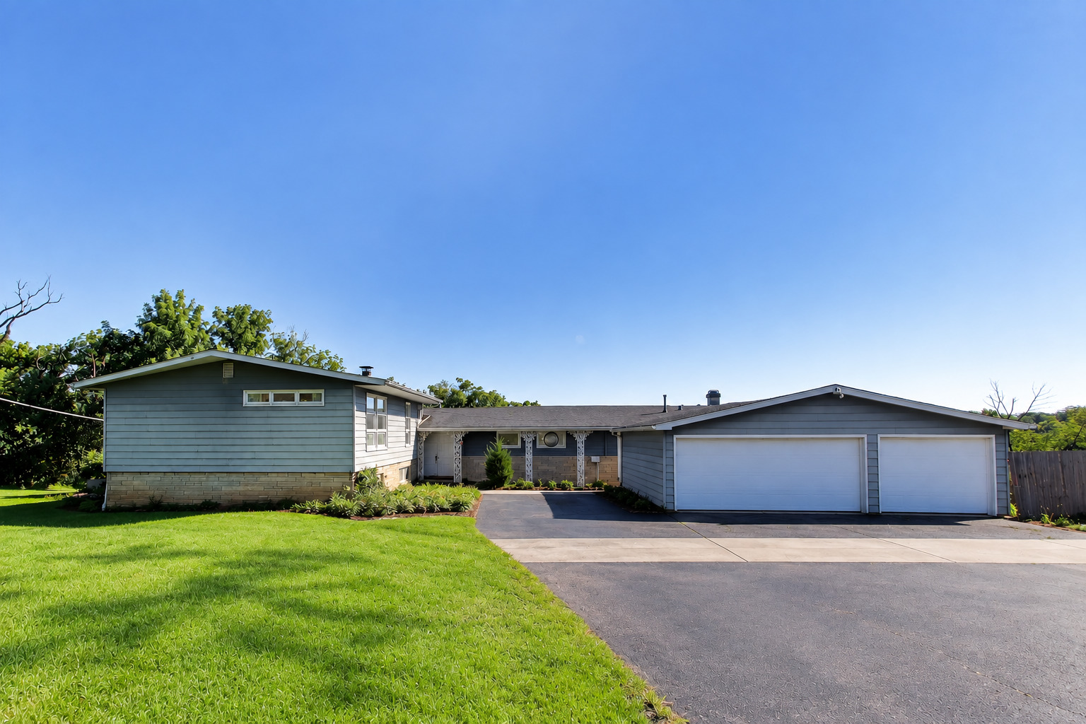 24072 W Hawthorne Lane Property Photo 1