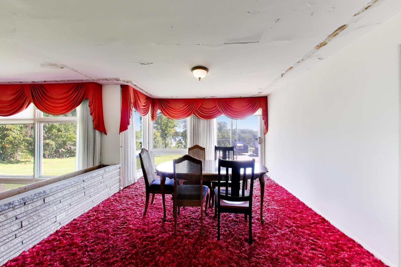 24072 W Hawthorne Lane Property Photo 6