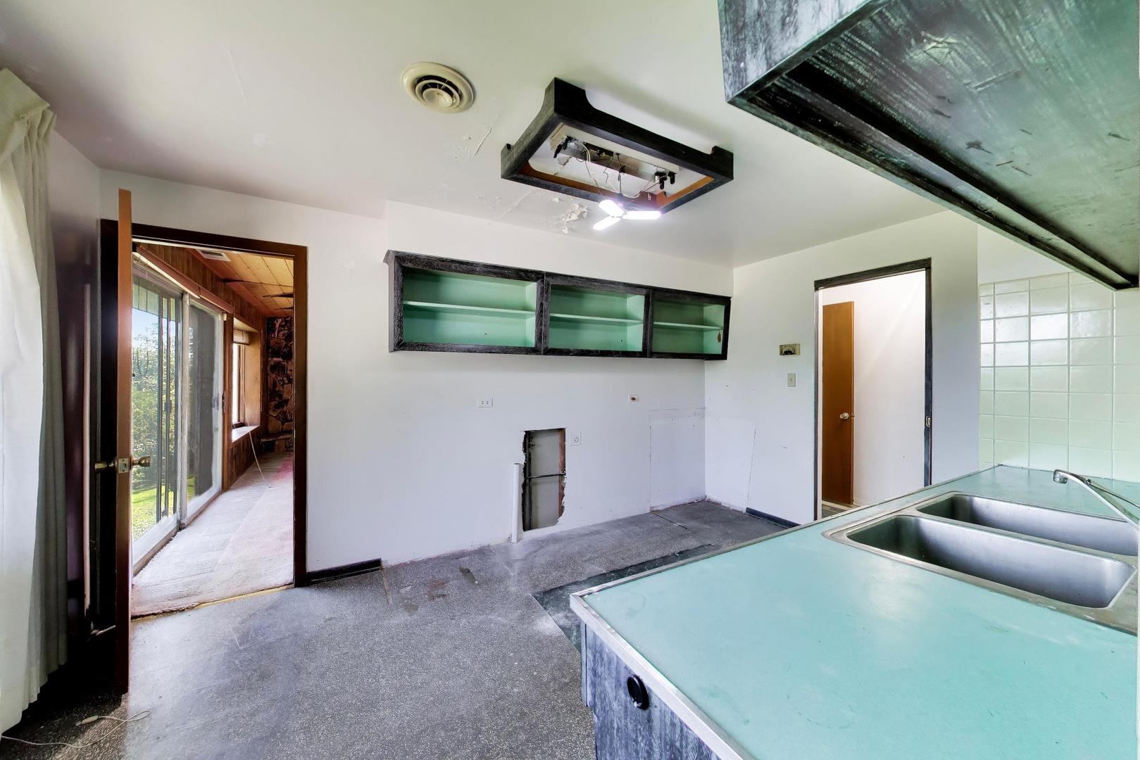 24072 W Hawthorne Lane Property Photo 18