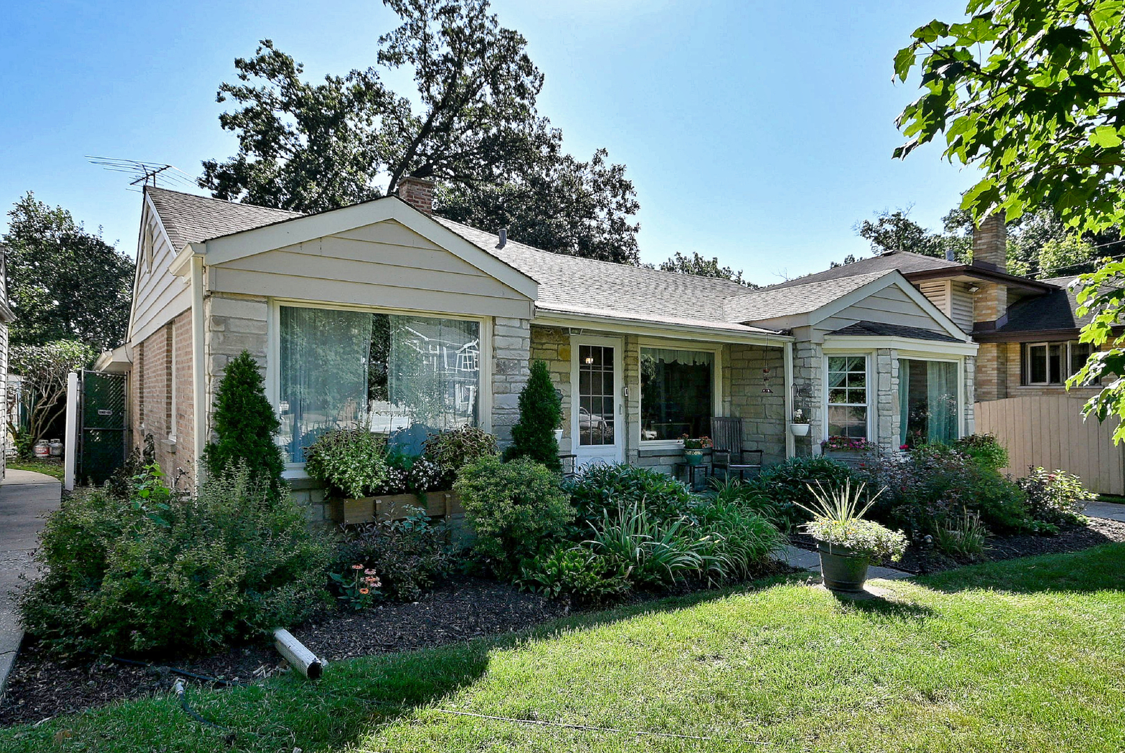 2407 Forest View Avenue Property Photo 2