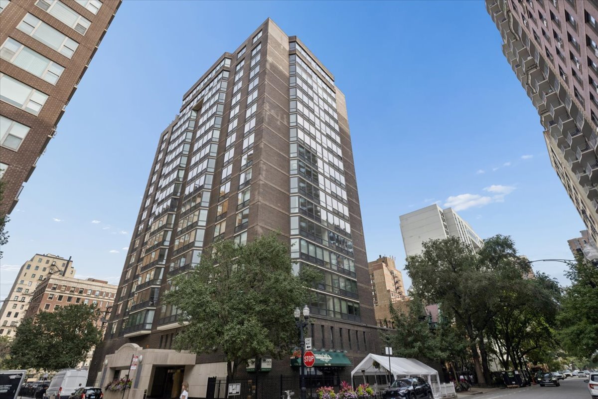 21 W GOETHE Street 8H Property Photo 1