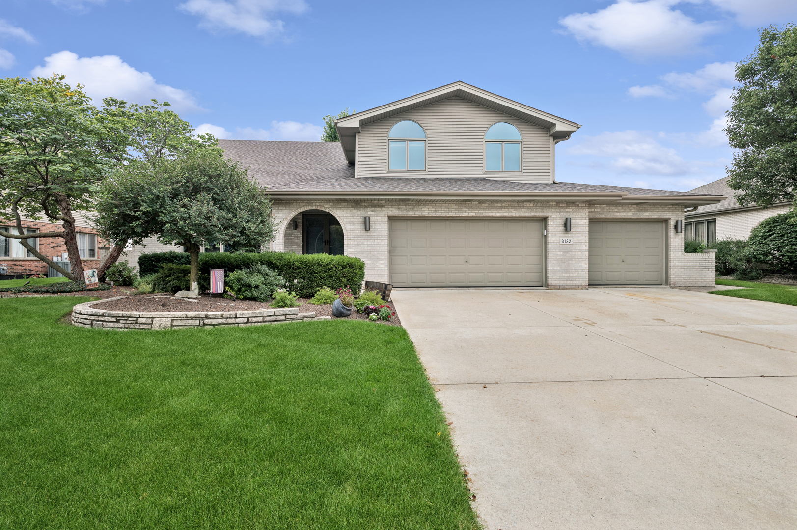 8122 Hampton Drive Property Photo 1