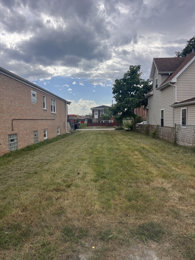 7506 W 64th Street Property Photo 3