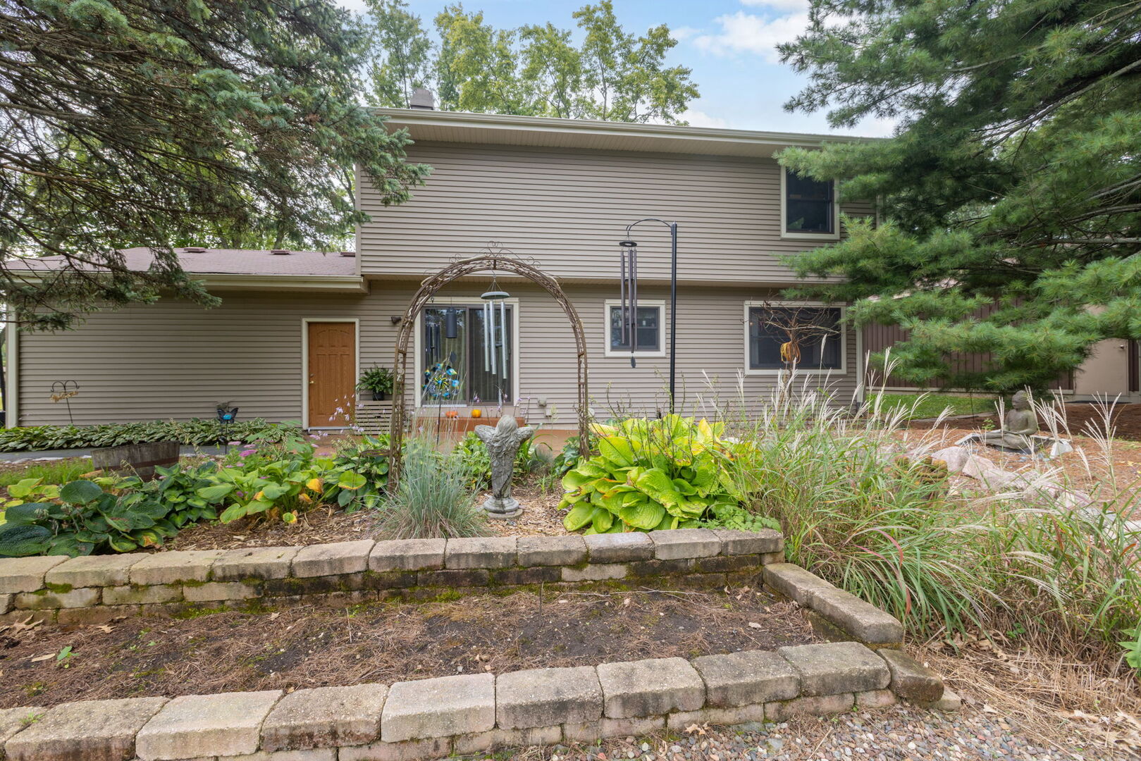 9718 Knolltop Road Property Photo 4