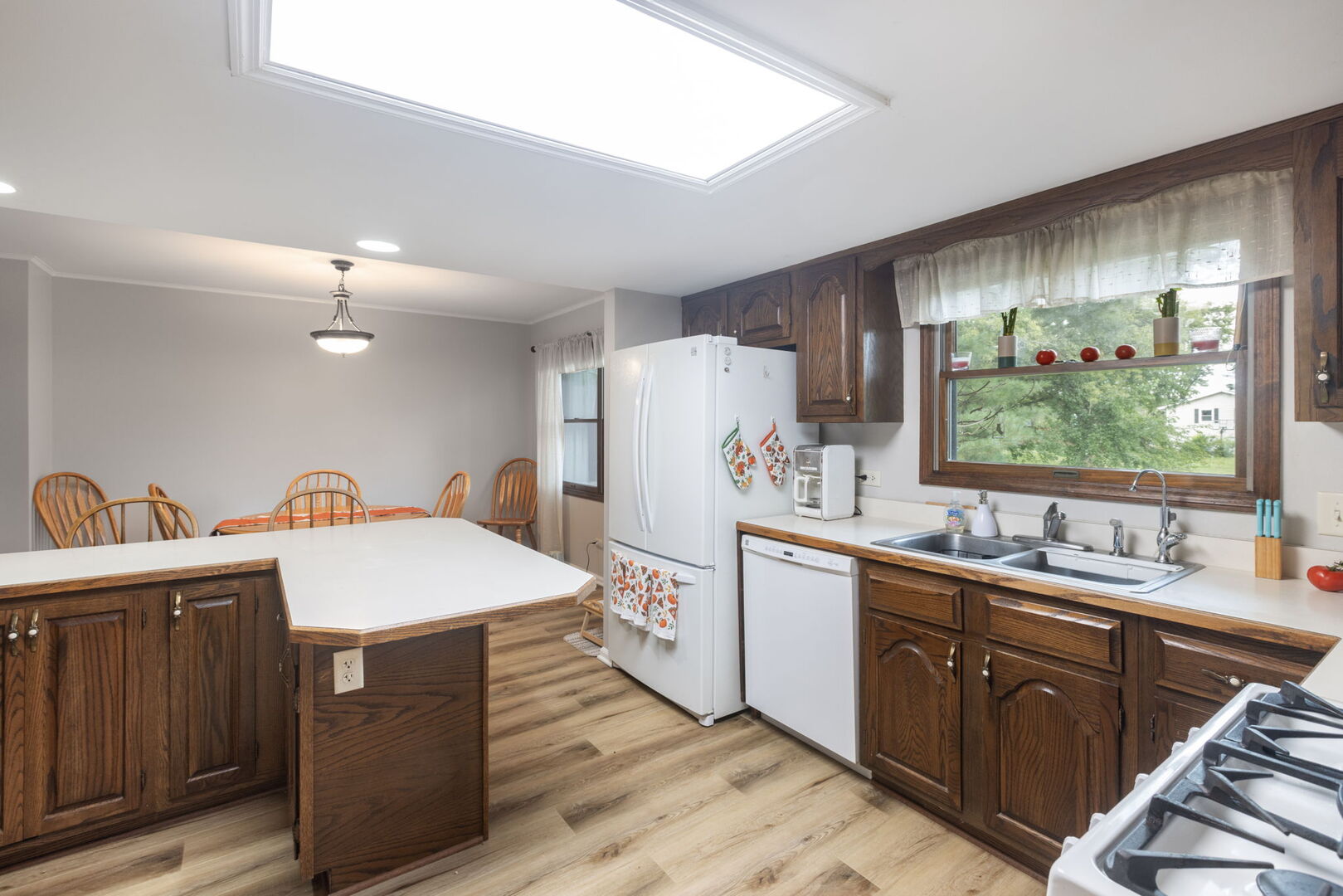 9718 Knolltop Road Property Photo 12