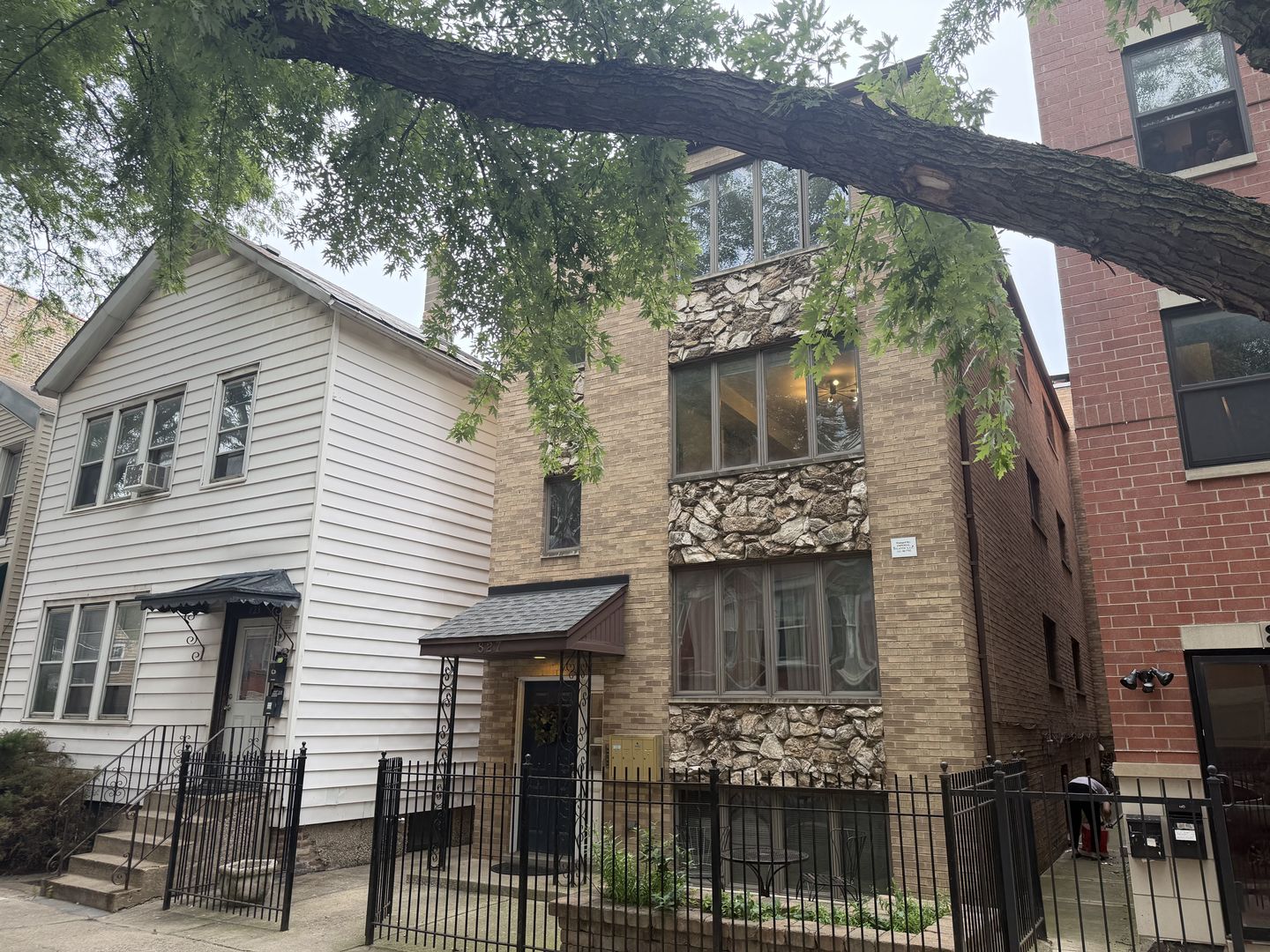827 S Carpenter Street Property Photo 2