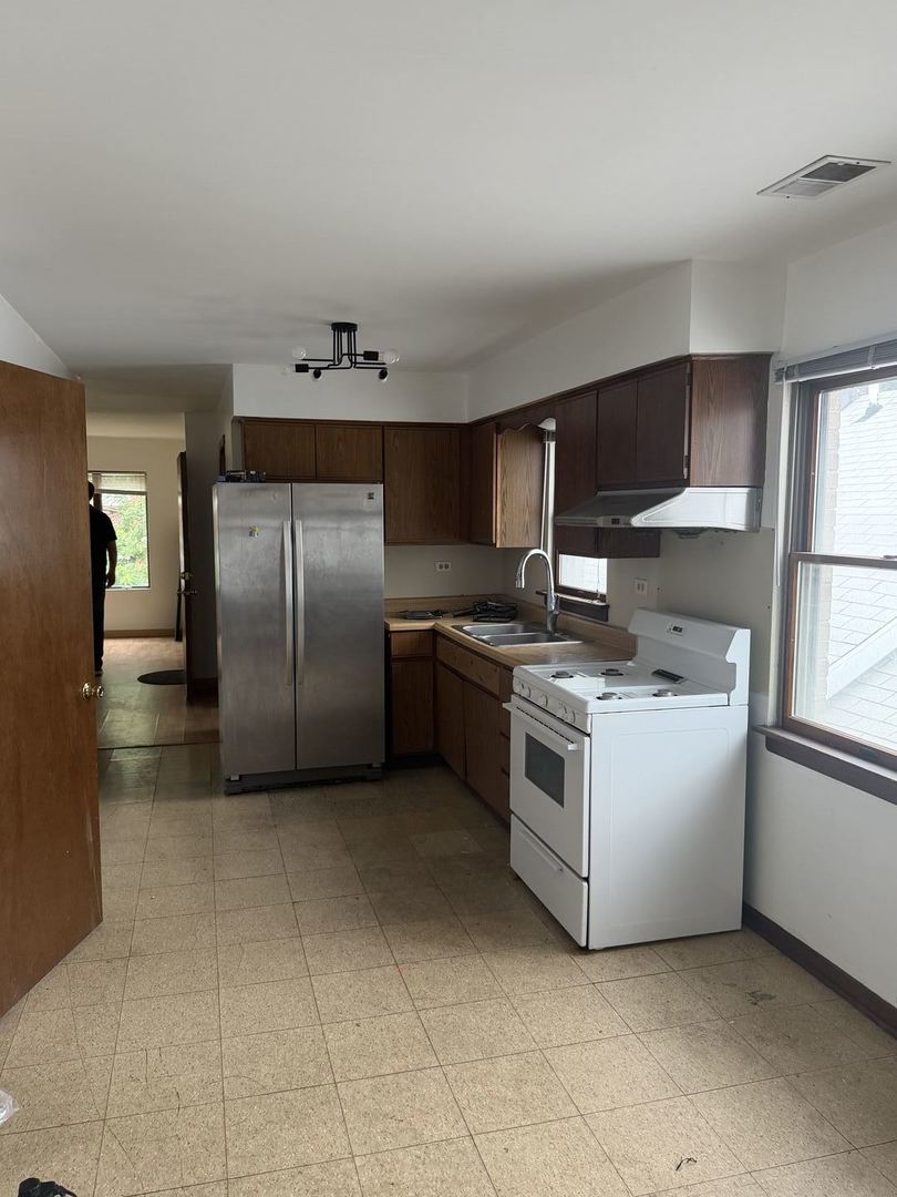 827 S Carpenter Street Property Photo 15