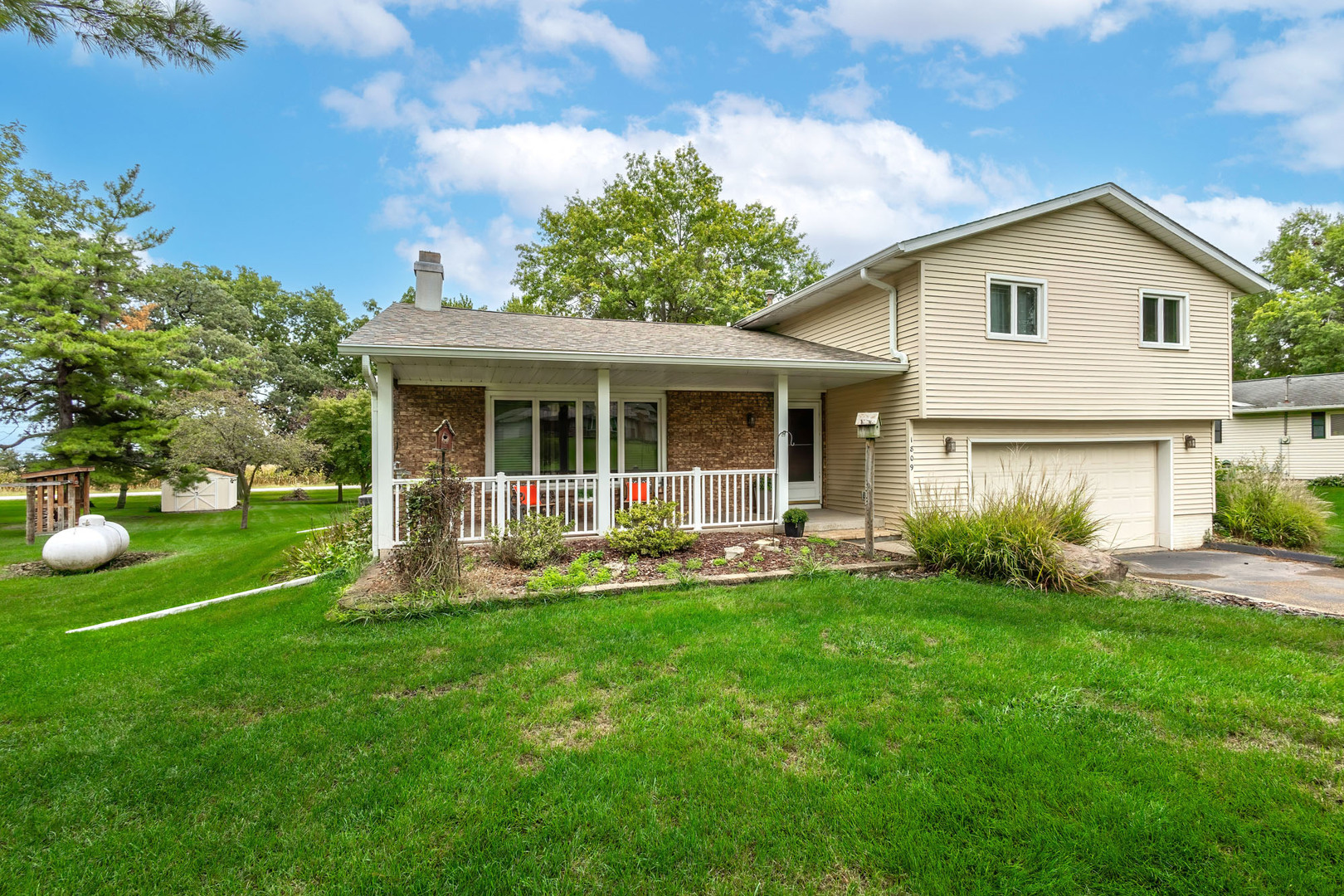 1809 Pineo Grove Lane Property Photo 1