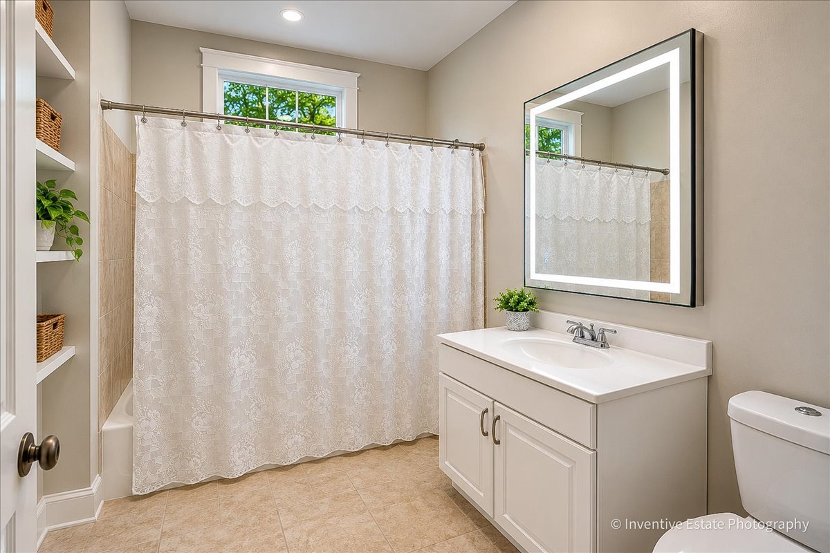 3657 N Hermitage Avenue Property Photo 9