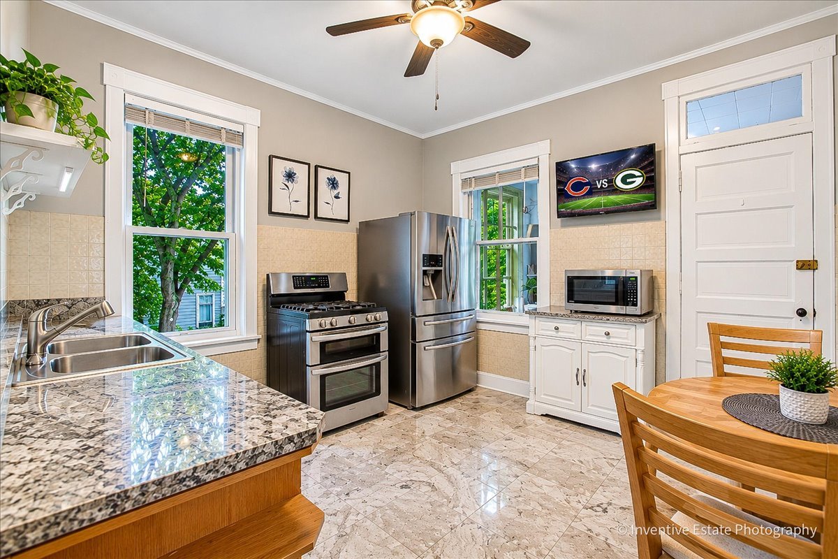 3657 N Hermitage Avenue Property Photo 10