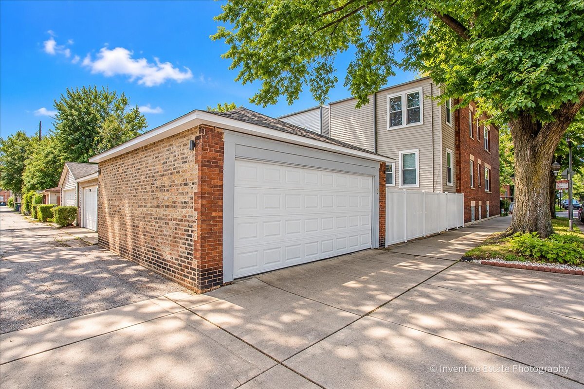 3657 N Hermitage Avenue Property Photo 24
