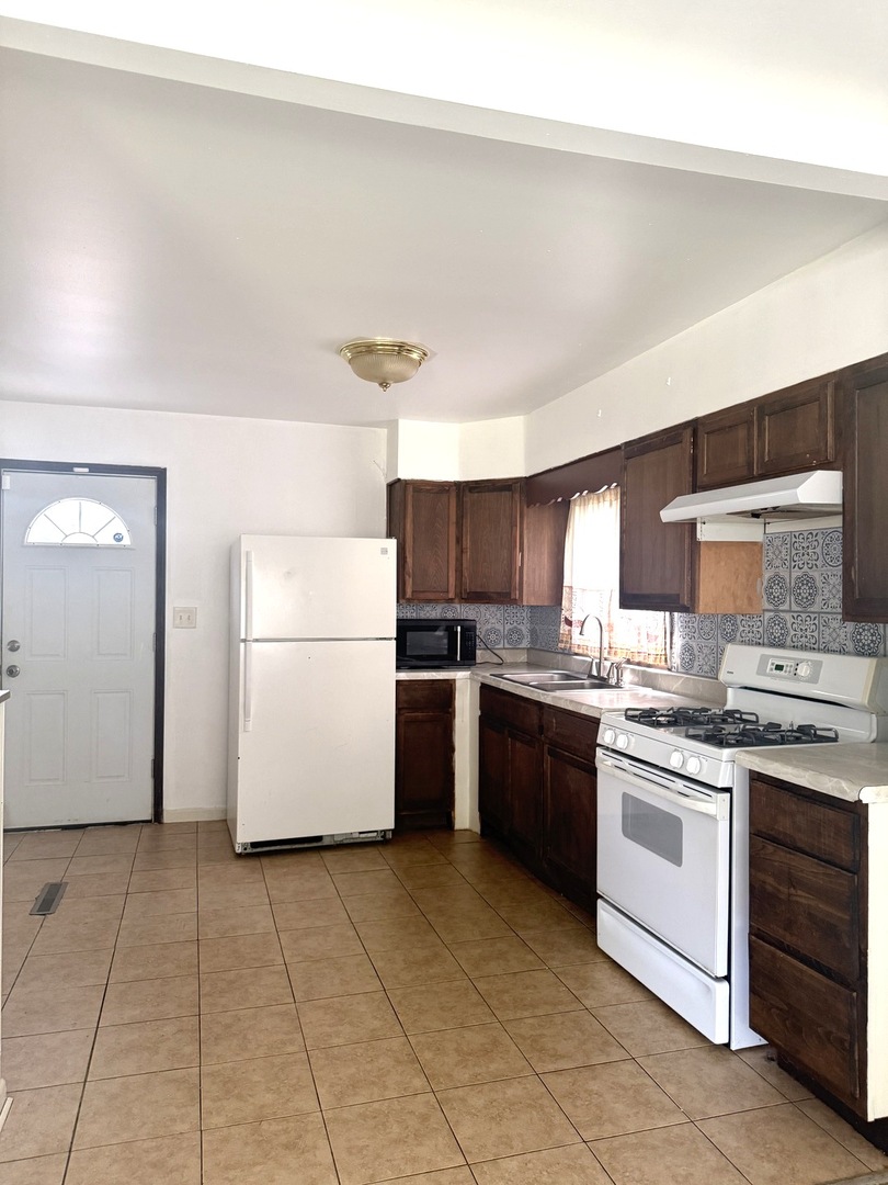 16775 Artesian Avenue Property Photo 3