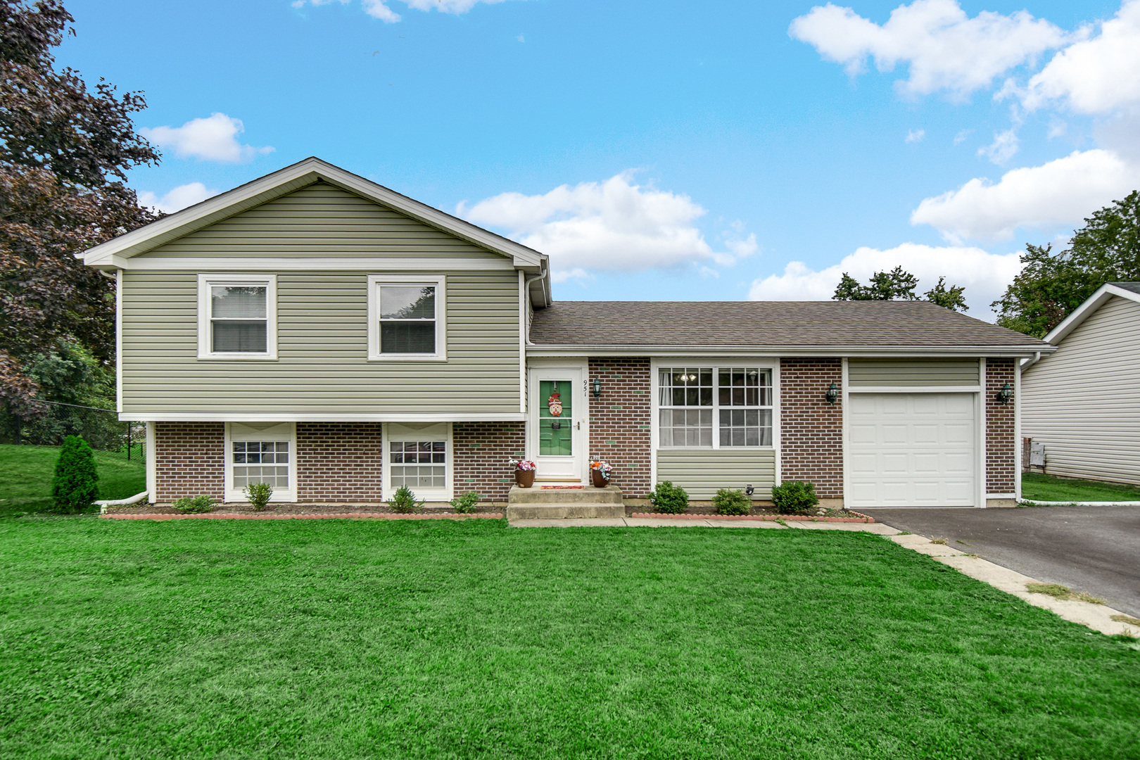 951 Surf Court Property Photo 1