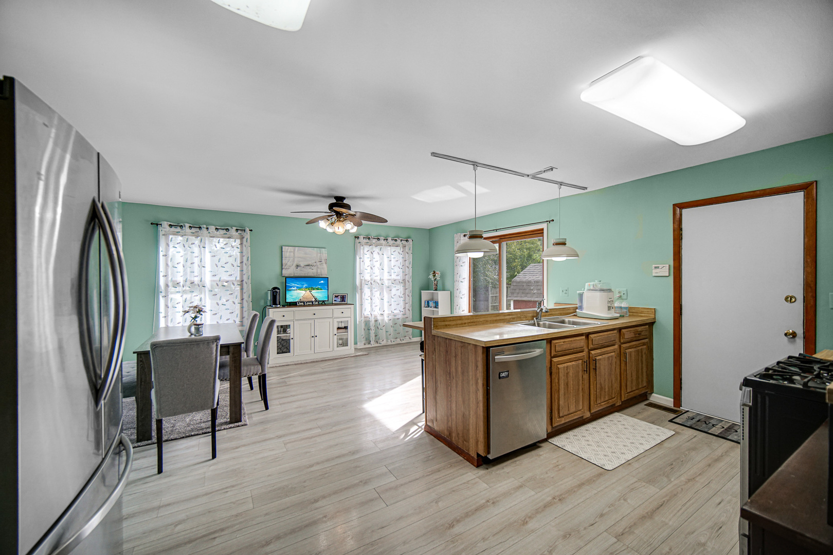 951 Surf Court Property Photo 5
