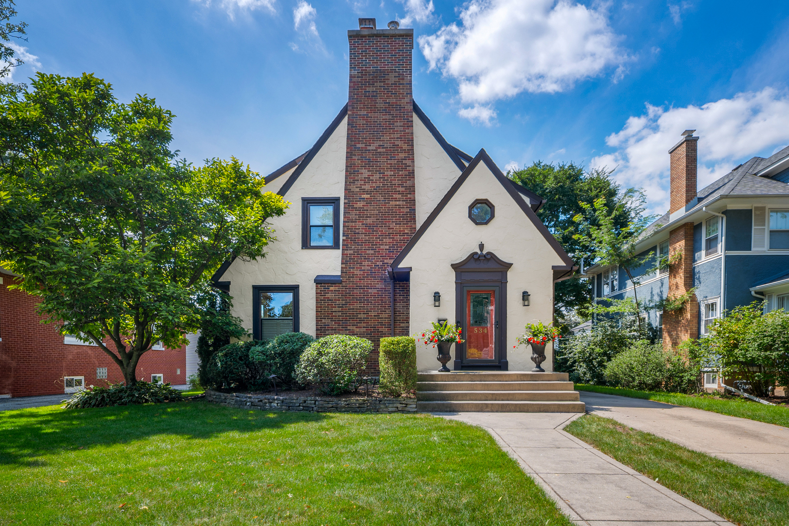 534 N Stone Avenue Property Photo 1