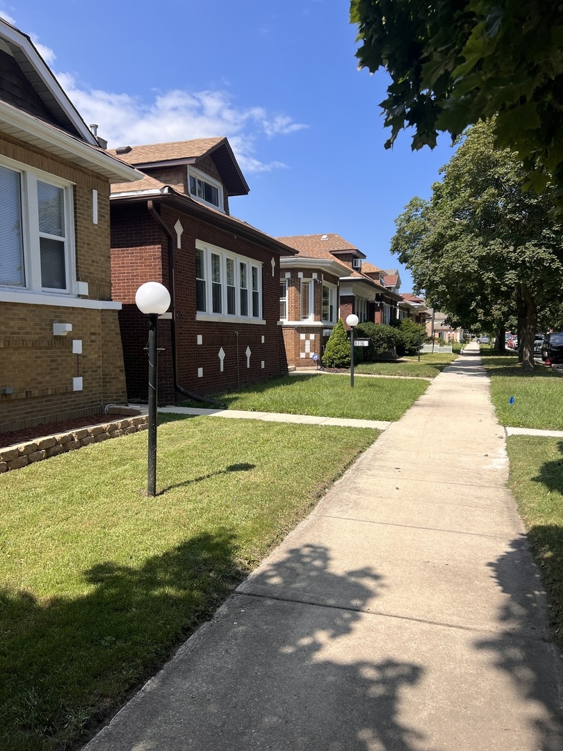 8340 S Paxton Avenue Property Photo 2