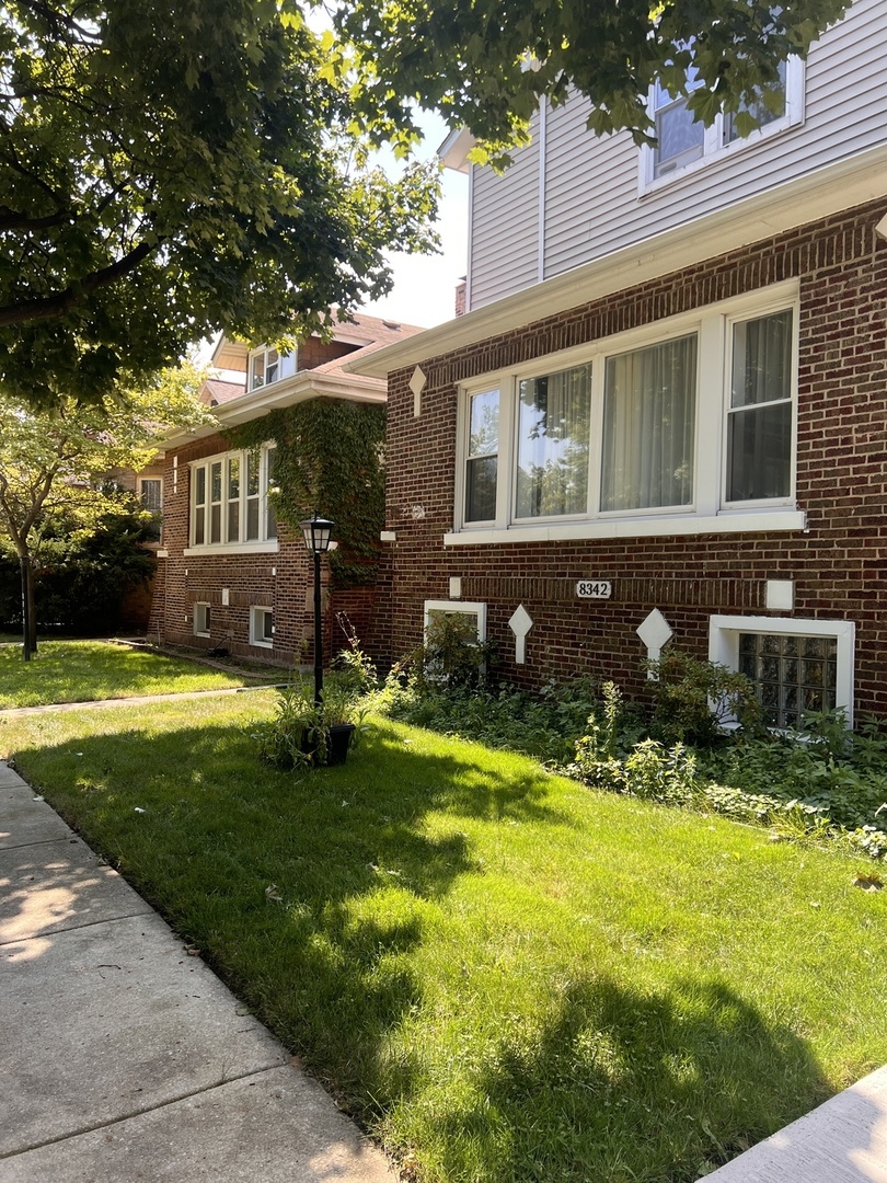 8340 S Paxton Avenue Property Photo 3